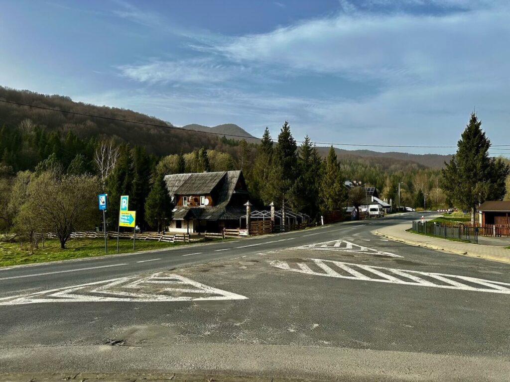 Skrzyżowanie szlaków i dróg w Ustrzykach Górnych – centrum Bieszczad skrzyżowanie dróg i szlaków w centrum Ustrzyk Górnych, Bieszczady, Noclegi Ustrzyki Górne